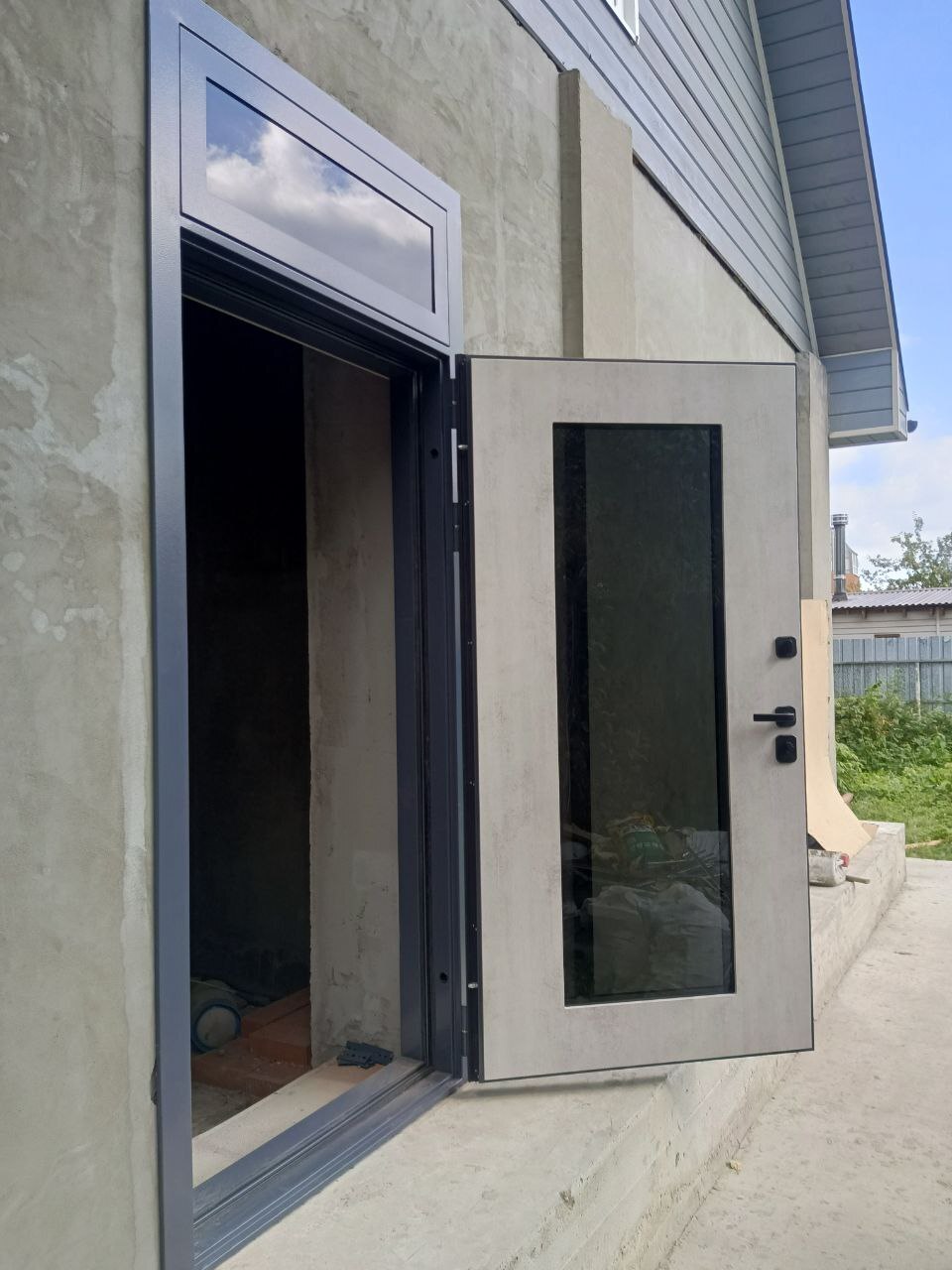 Входная дверь с большими тонированными стеклопакетам